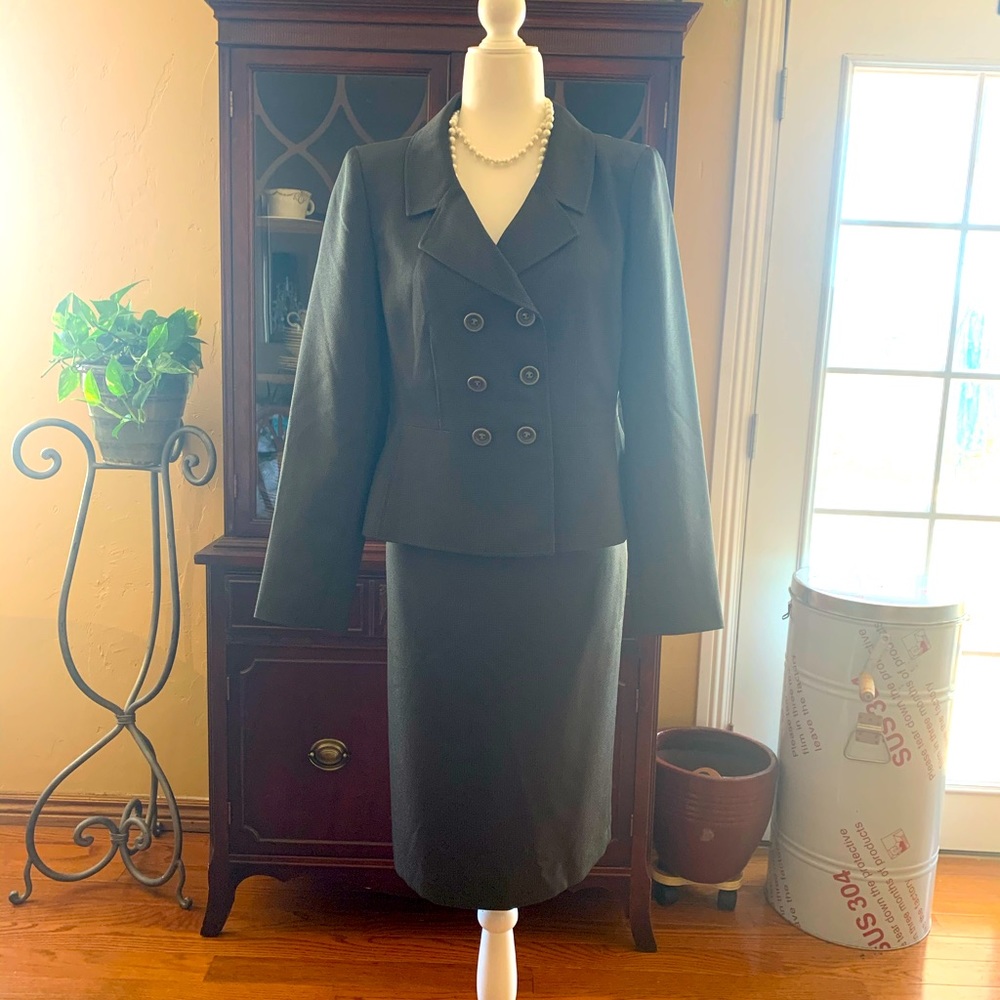 Le Suit 2 piece women’s suit